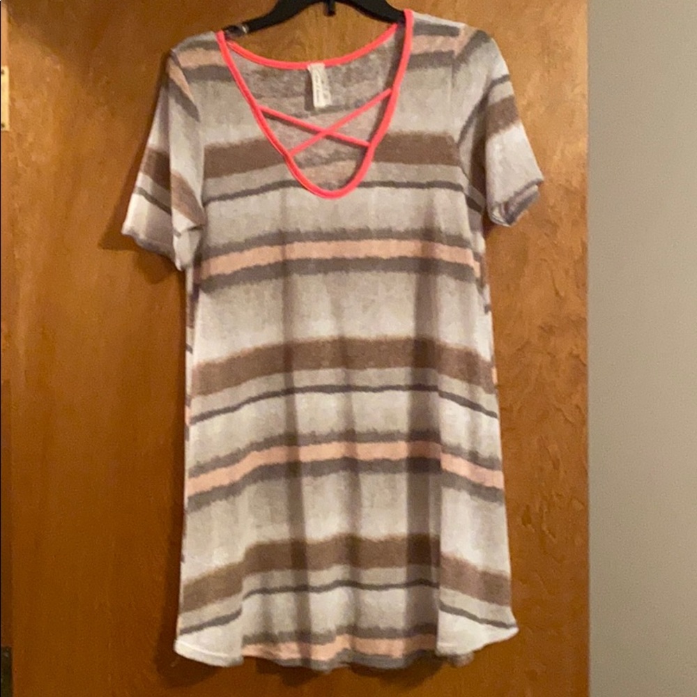 Adorable tunic/dress with hot pink detail size L